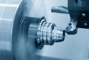 CNC-Bearbeitungsverfahren und deren Vergleich 3 CNC-Drehbearbeitung von zylindrischen Bauteilen mit rotierendem Werkstück